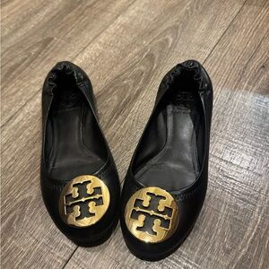 Tory Burch Black and Gold Flats Sleek Design